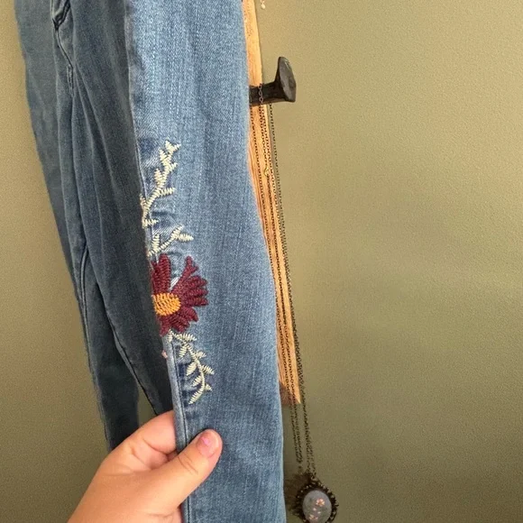 197.) George / W 16-17” R 10” / Embroidered / Light-wash /  Skinny Jeans - Picture 6 of 7